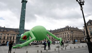 Tras el robo en el Louvre, la rana René llegó para tranquilizar a París
