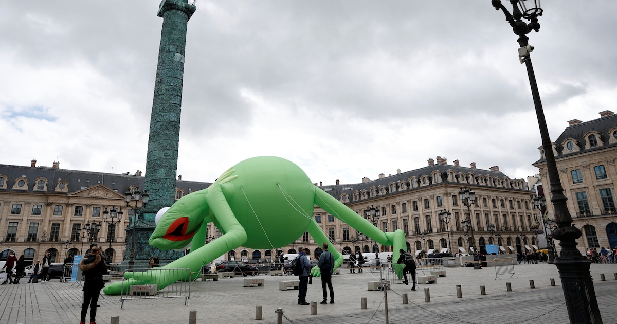 Tras el robo en el Louvre, la rana René llegó para tranquilizar a París