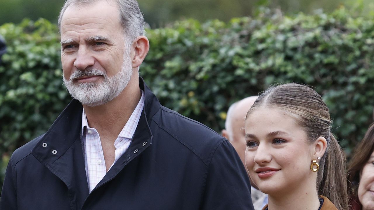 La princesa Leonor con chaqueta de ante marrón y botines cowboy