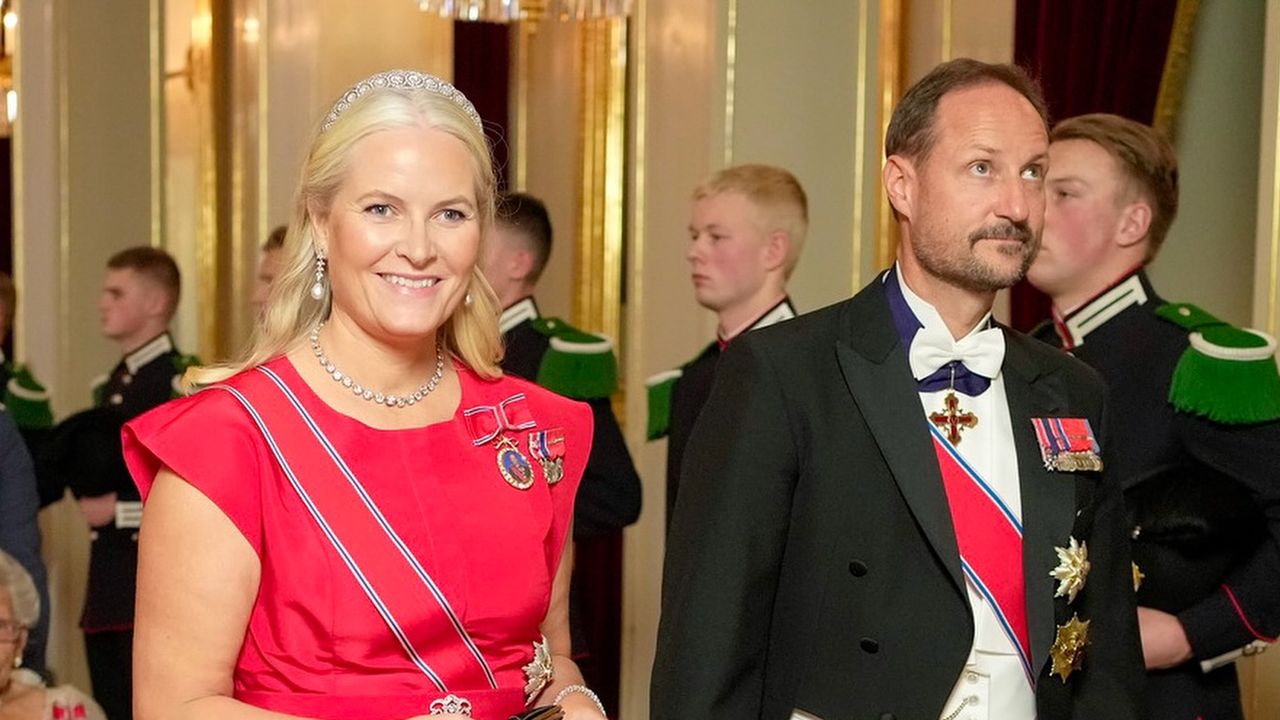 Con vestido de Carolina Herrera y la pulsera de su hija: la princesa Mette-Marit deja el reposo por una noche para asistir a la cena del Parlamento
