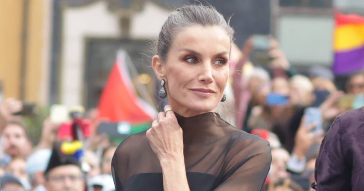 La reina Letizia deslumbra con un vestido negro con trasparencias en los Premios Princesa de Asturias