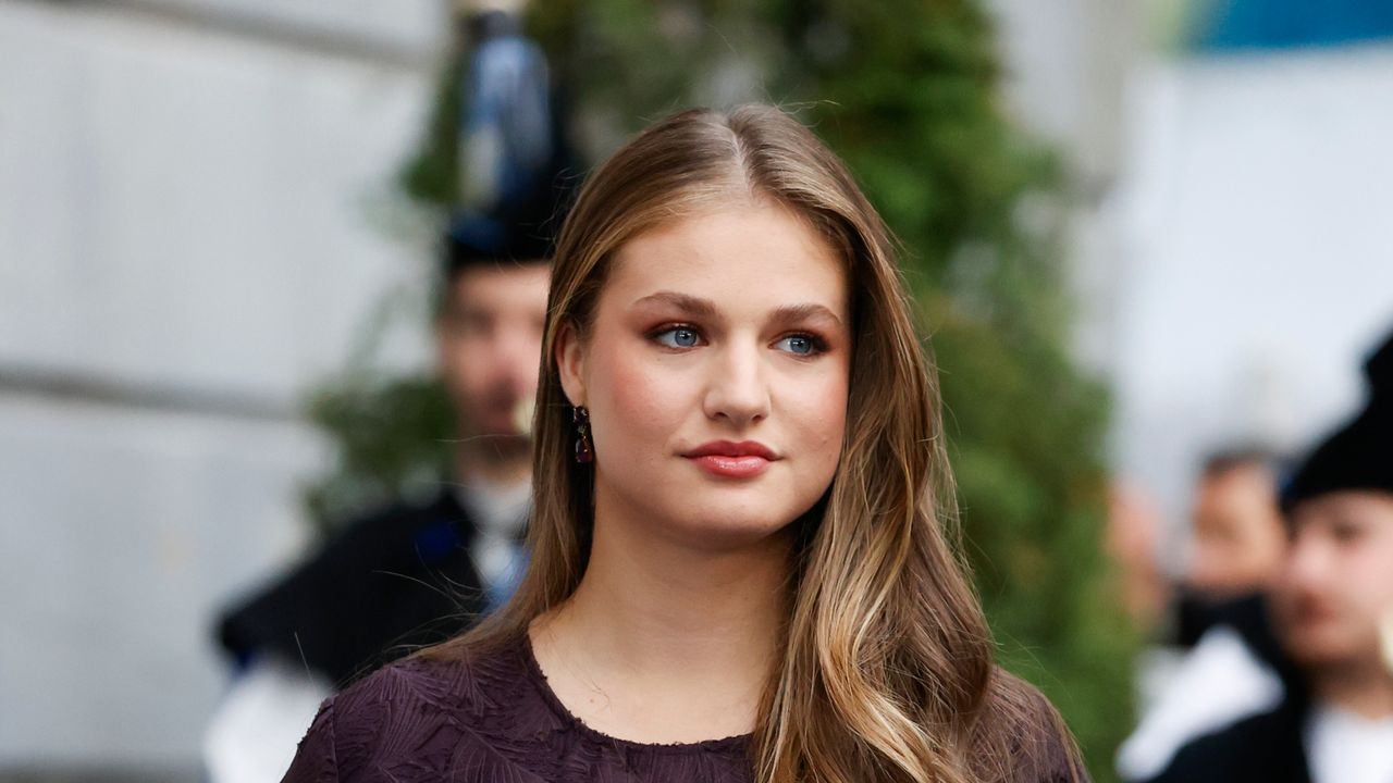 Los zapatos destalonados con tacón medio cómodo de la princesa Leonor