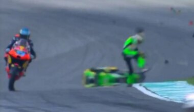 Brutal accidente en Moto3 entre el sevillano Rueda y Dettwiler que acaba con traslado en helicóptero - El Mundo