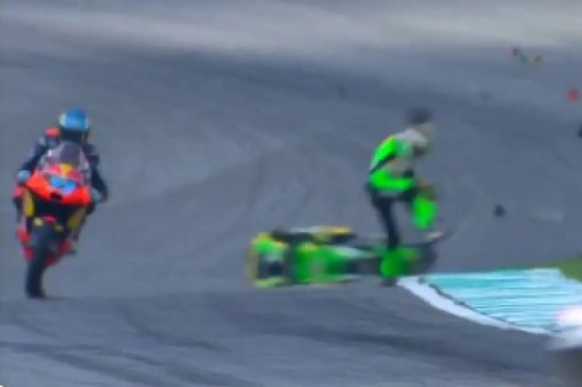 Brutal accidente en Moto3 entre el sevillano Rueda y Dettwiler que acaba con traslado en helicóptero - El Mundo