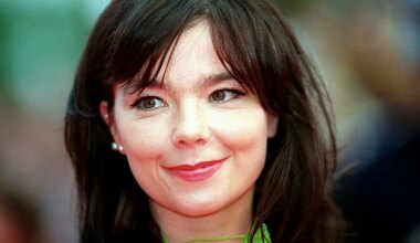 La enigmática vida privada de Björk, la cantante islandesa que participa en Berghain con Rosalía - El Mundo