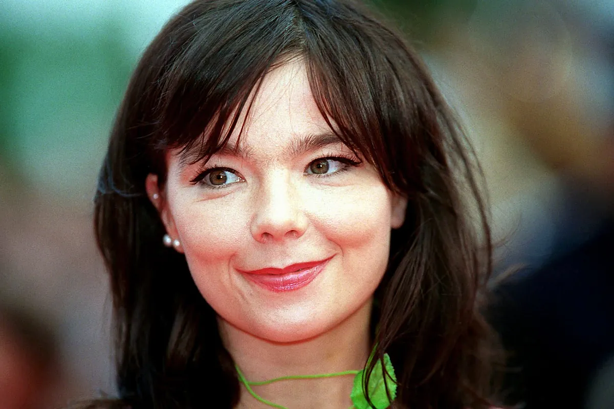 La enigmática vida privada de Björk, la cantante islandesa que participa en Berghain con Rosalía - El Mundo