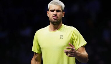 Carlos Alcaraz se desespera en su peor partido del año y cae eliminado en su debut en el Masters 1000 de París - El Mundo