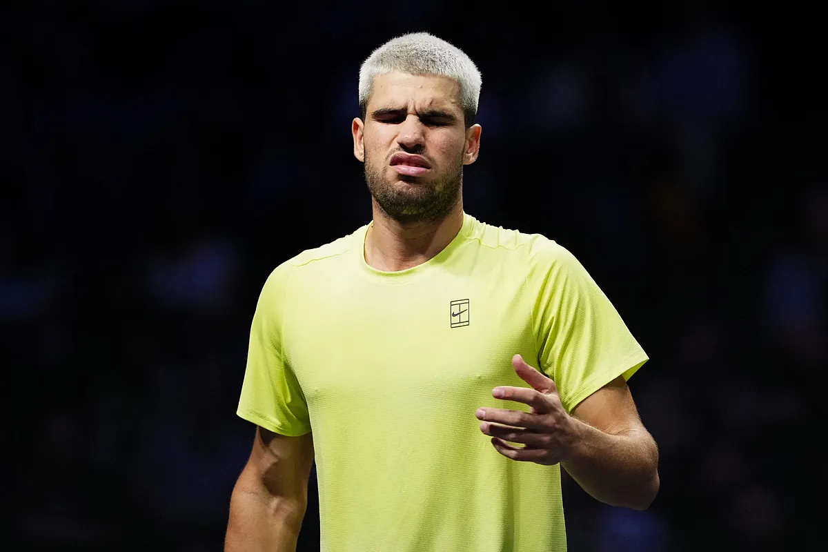 Carlos Alcaraz se desespera en su peor partido del año y cae eliminado en su debut en el Masters 1000 de París - El Mundo