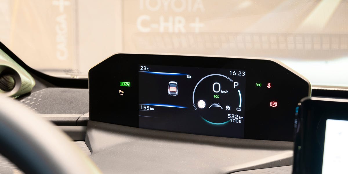 Toyota "se adelanta a una futura normativa europea” con este mensaje en el cuadro de su eléctrico