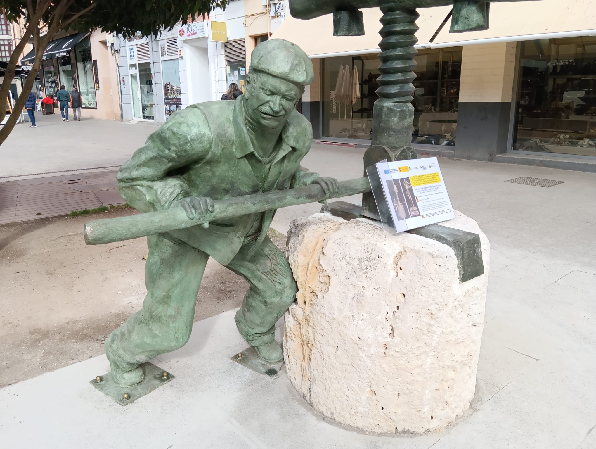 Estatua del aparcero en la Plaza de la Constitución