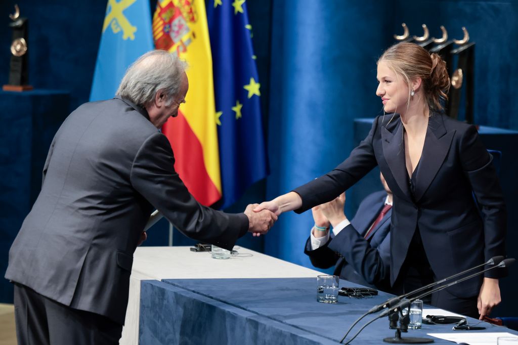 Plano medio de la princesa Leonor entregando el premio Princesa de Asturias de las Artes a Joan Manuel Serrat 