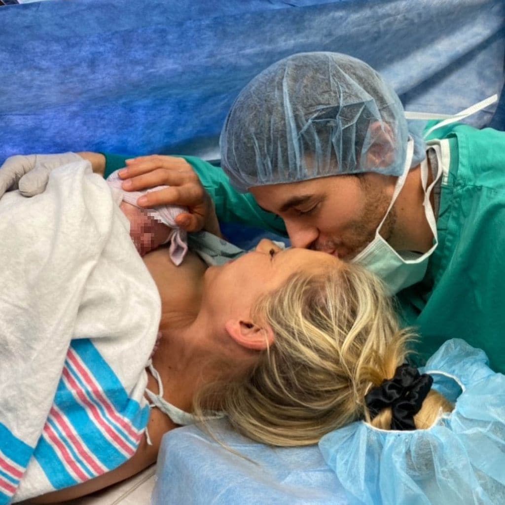 Enrique Iglesias y Anna Kournikova dieron la bienvenida a Mary, su tercera hija, en enero de 2020