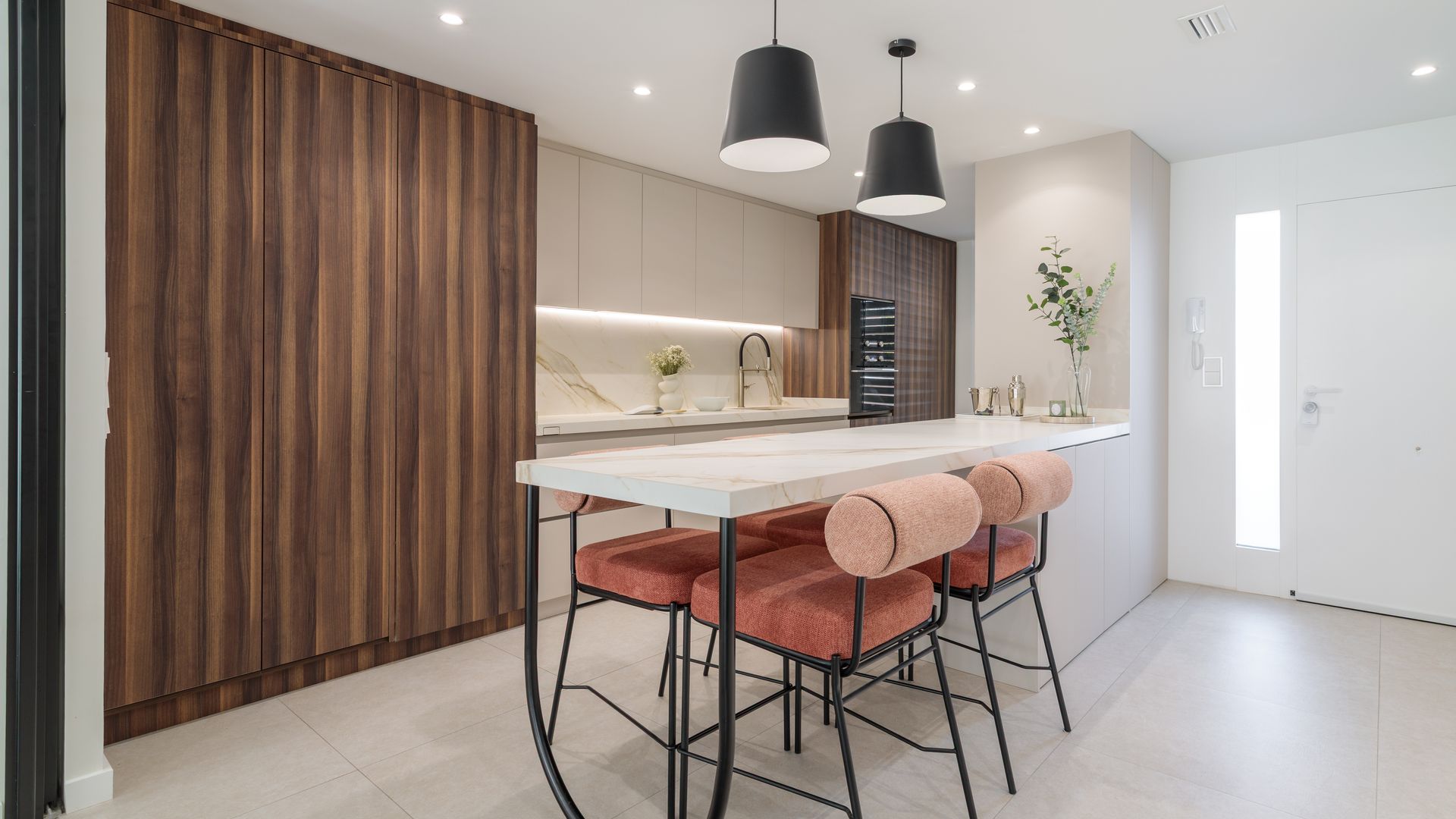 Cocina con barra con taburetes