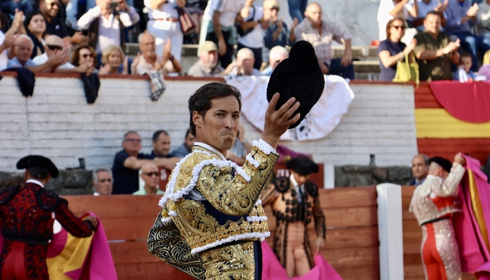 Jiménez saludó una ovación tras el paseíllo.