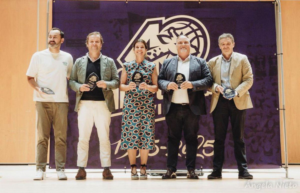 Por la izquierda, Roberto Manso, José Ángel Suárez, Silvia Álvarez de Piquer, Juan Carlos García y Luis Benito, dirigentes del club a lo largo  de su historia.