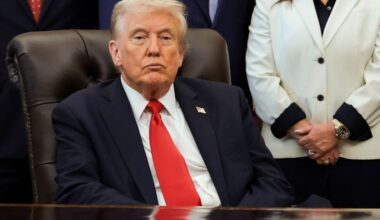 Trump dice que los aranceles del 100% a China no son sostenibles