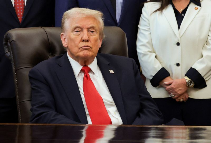 Trump dice que los aranceles del 100% a China no son sostenibles