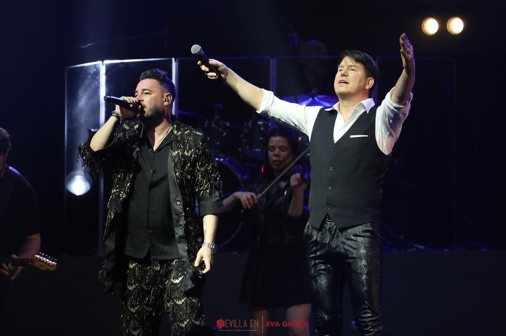 Plano medio de Andy y Lucas durante un concierto en 2024