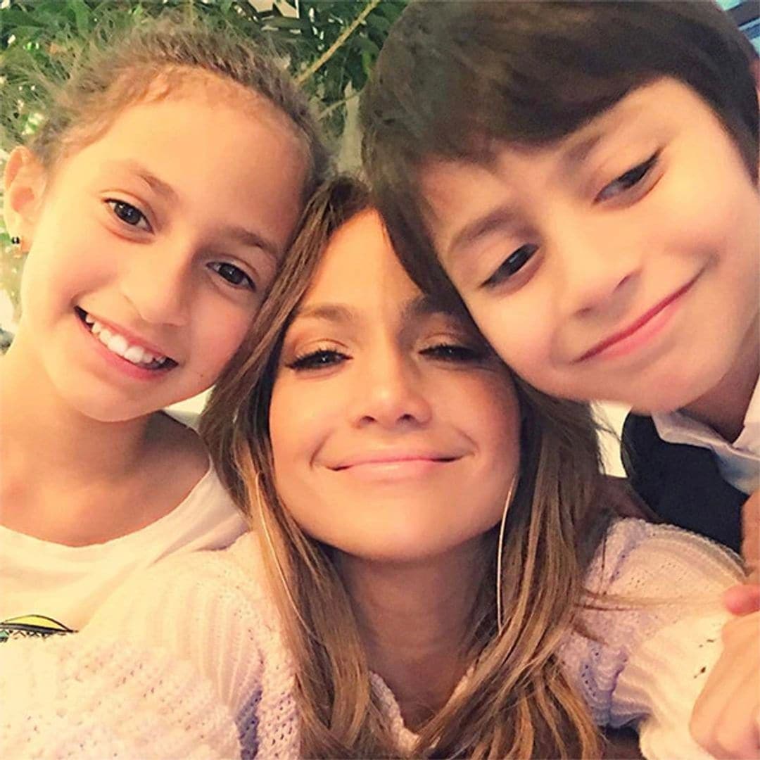 Jennifer Lopez con sus hijos Max y Emme