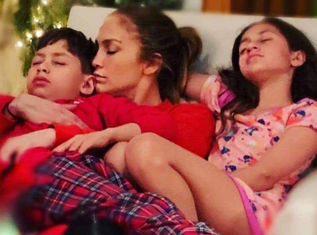 Jennifer Lopez con sus hijos Max y Emme