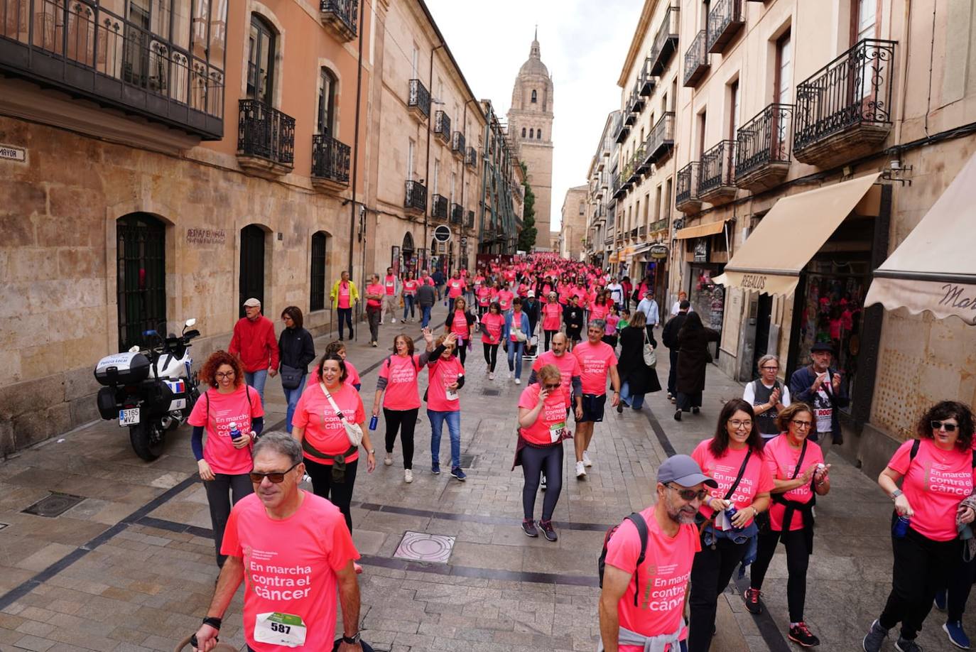 Salamanca 'se tiñe' de rosa por el cáncer