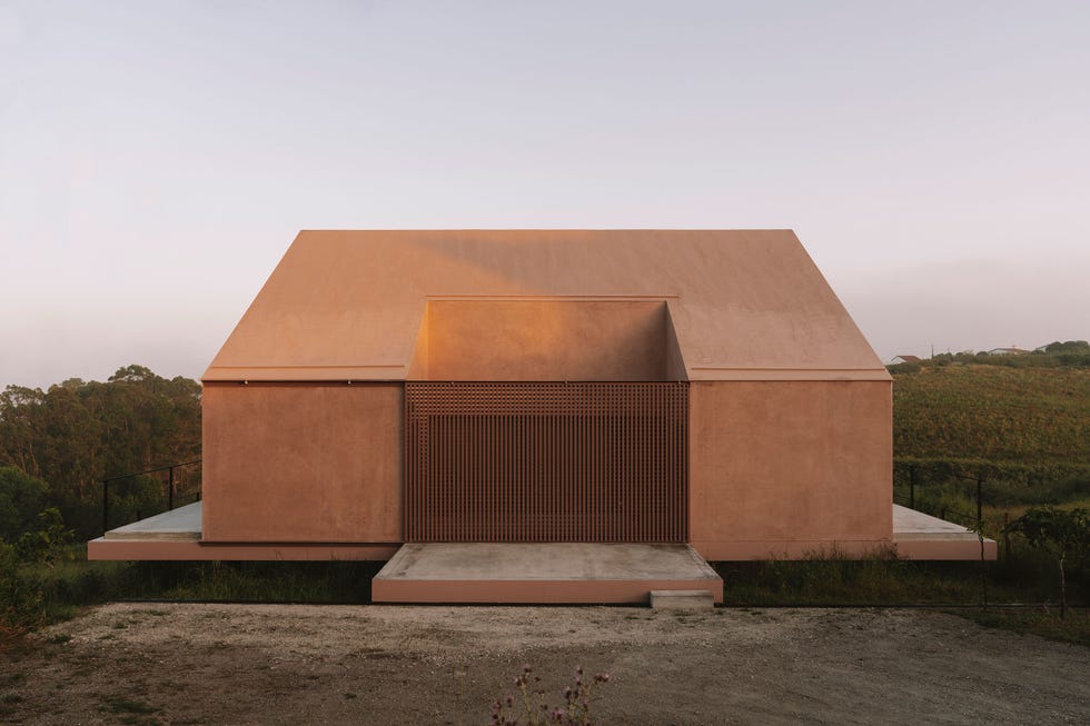 casa de vacaciones una sola planta flota sobre el terreno, tiene un tejado a dos aguas y oculos disenados con un modelo en 3d