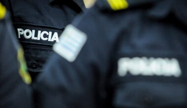 Policía. Foto: Javier Calvelo / adhocFOTOS