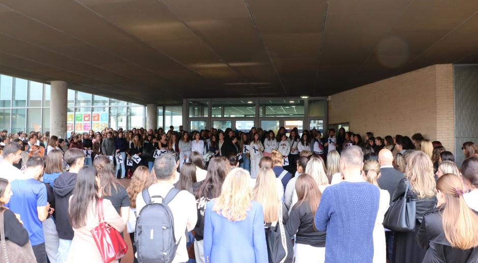 Silencio y dolor en la Facultad de Educación en recuerdo a la estudiante y poeta Arancha Barrientos