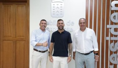El Cabildo recibe al luchador Hecher Sosa tras firmar el contrato con la UFC