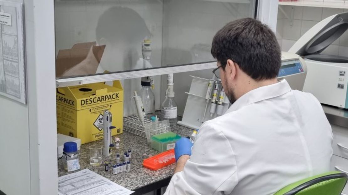 Un investigador de CiaTox Unicamp trabajando en un laboratorio designado para analizar casos de intoxicación por metanol.