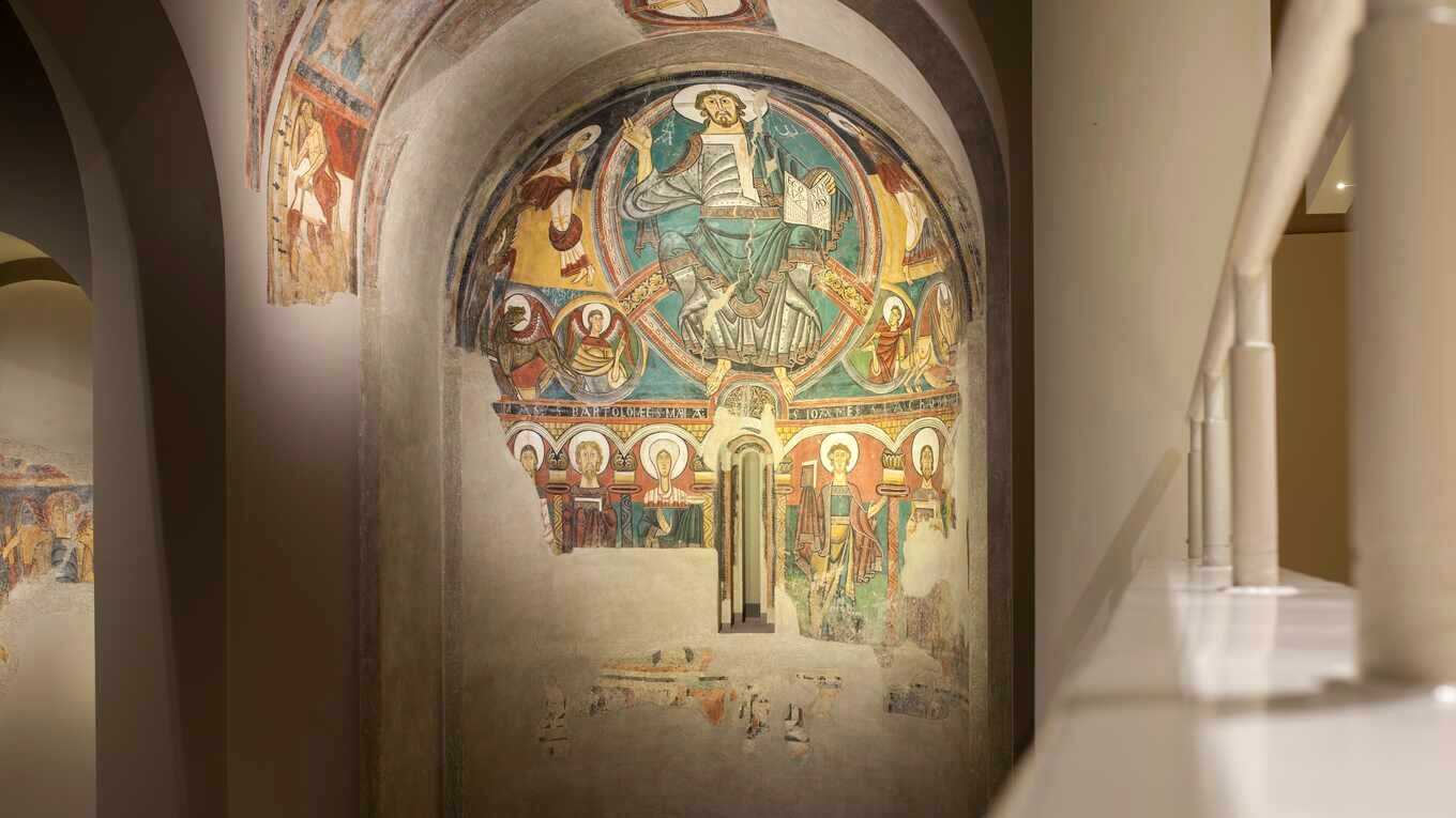 Pinturas románicas del ábside de San Clemente de Tahull, expuesto en el Museu Nacional d’Art de Catalunya. | Shutterstock