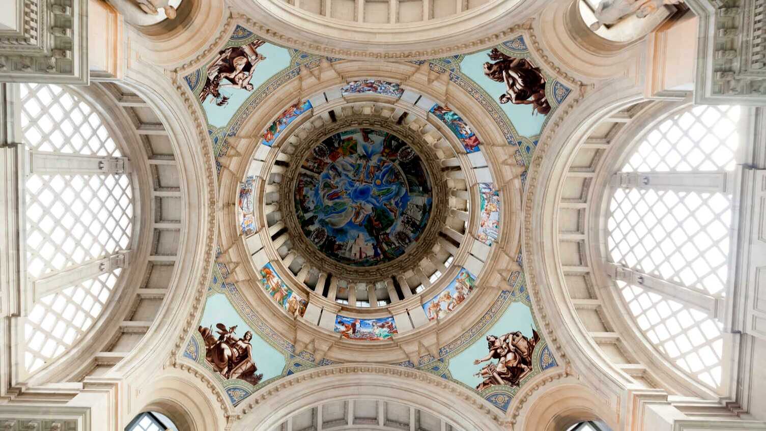 Cúpula central del Museu Nacional d'Art de Catalunya vista desde el interior. | Shutterstock