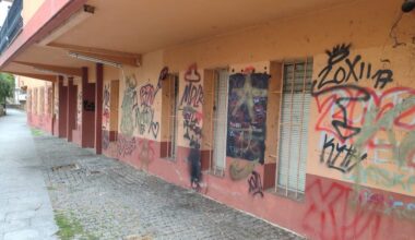 Monforte, vandalizado con grafitis que distan mucho del arte callejero