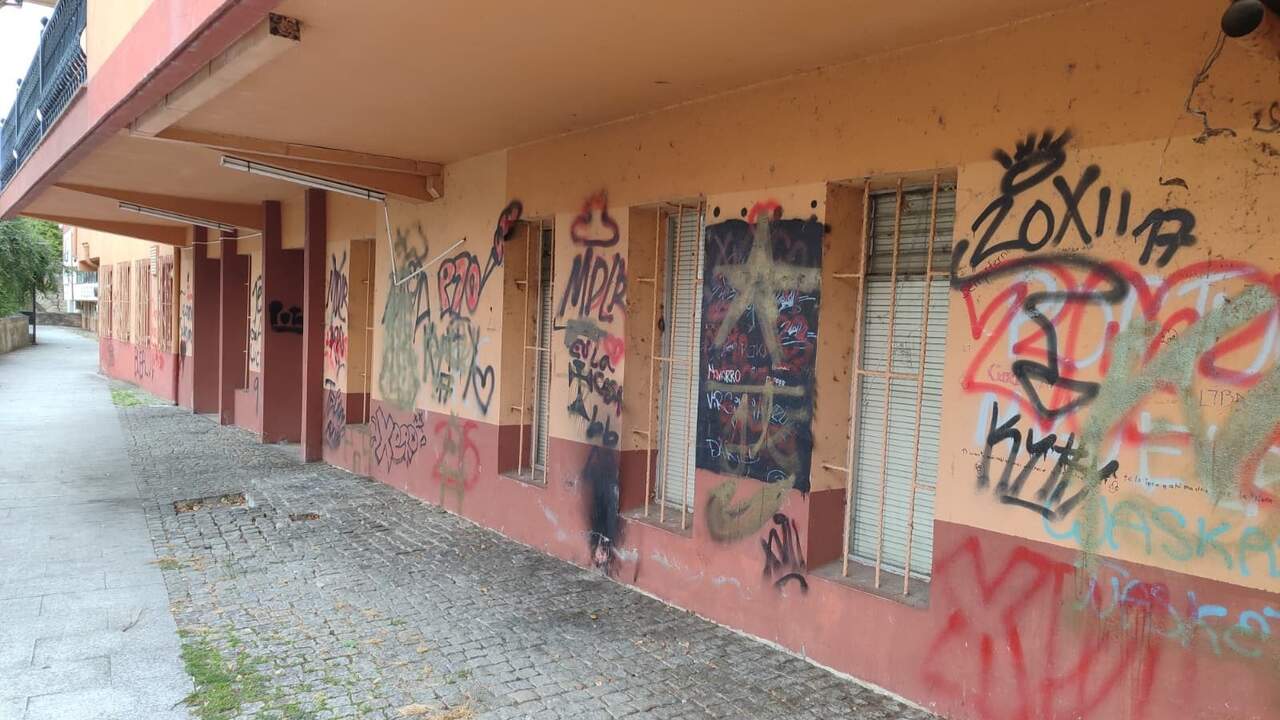 Monforte, vandalizado con grafitis que distan mucho del arte callejero