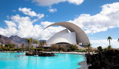 el increíble edificio vanguardista conocido como la 'Ópera de Sídney española'
