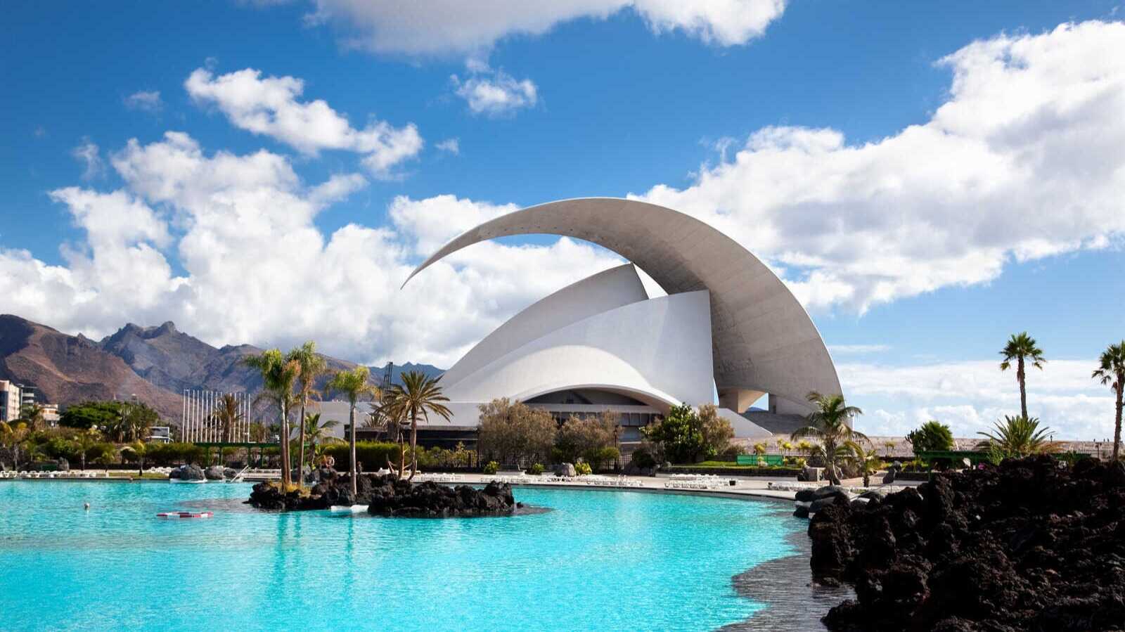 el increíble edificio vanguardista conocido como la 'Ópera de Sídney española'