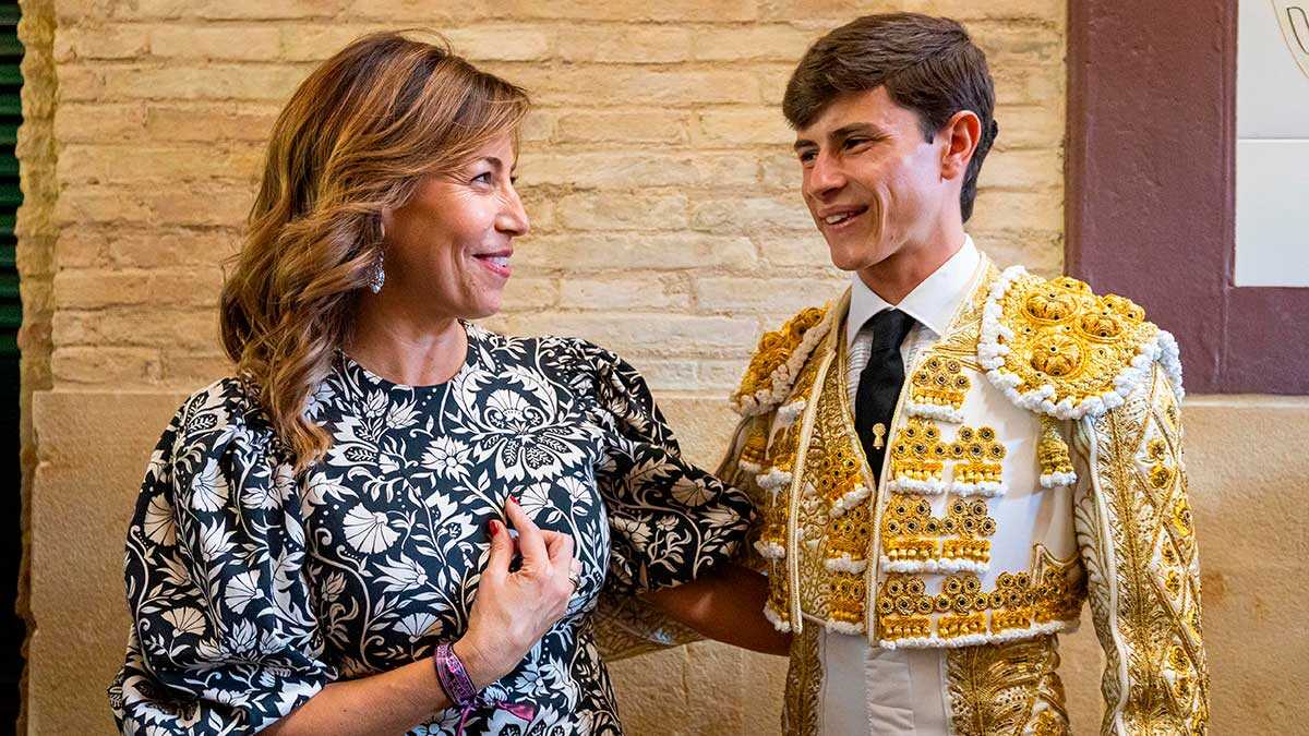 "Alcaldesa, esto es por la ayuda a la escuela"