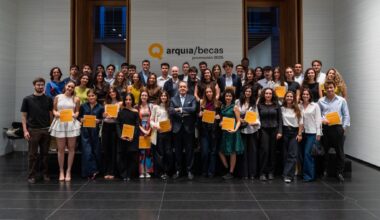 Dos arquitectas navarras, Belén Recarte y Lucía Ortiz, reciben una beca Arquia 2025 en el acto de entrega de Madrid