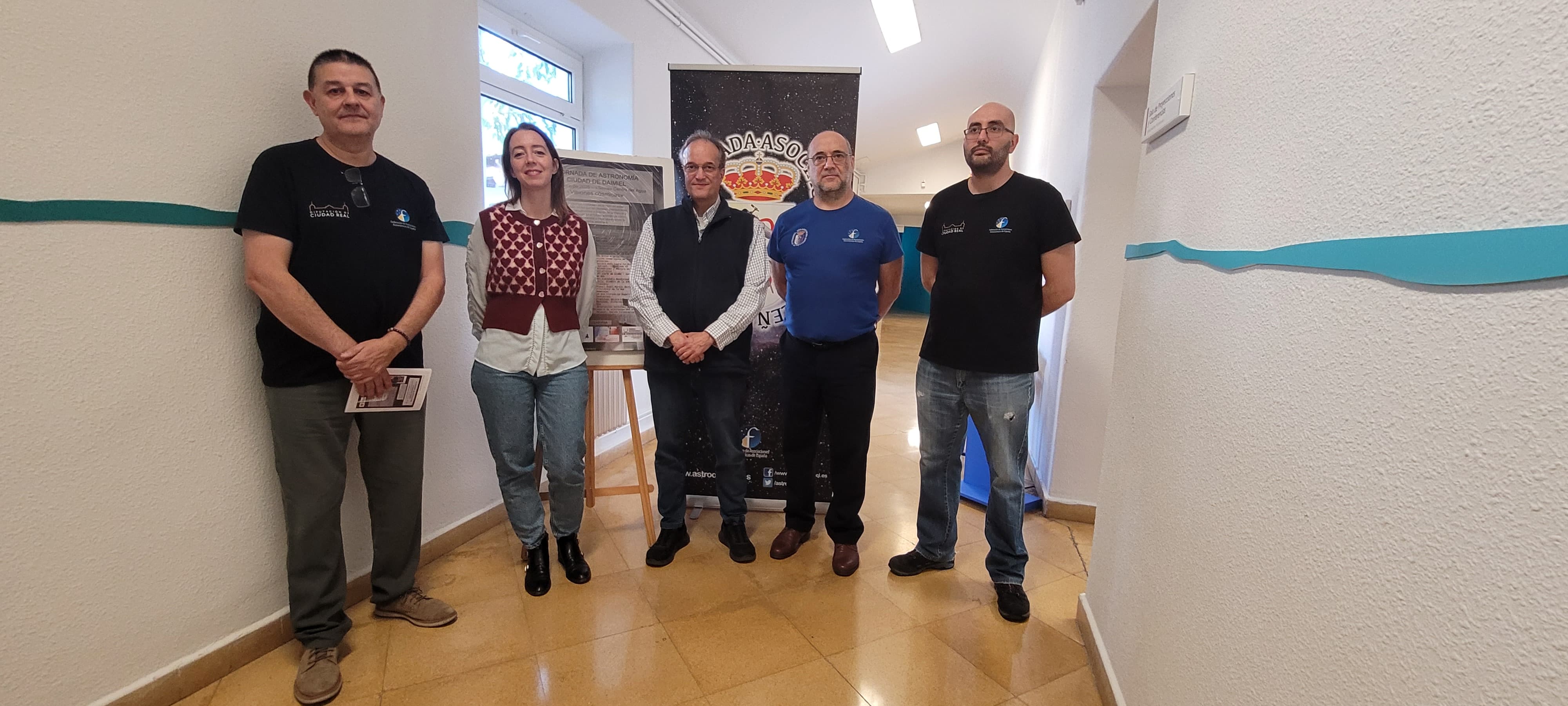 Representantes de la asociación junto a los ponentes.