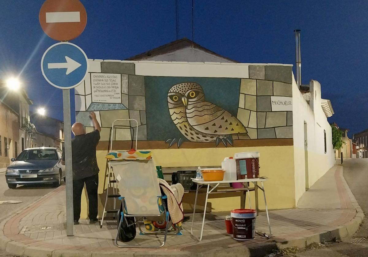 Nava del Rey se tiñe de color con trece murales del pintor Manuel Sierra