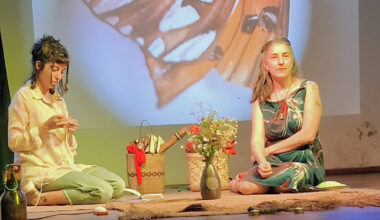 “Acuáticos”: una pluma viajera hechizada por la tierra roja