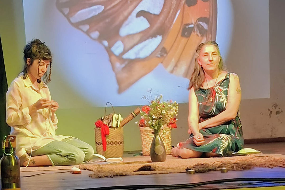 “Acuáticos”: una pluma viajera hechizada por la tierra roja