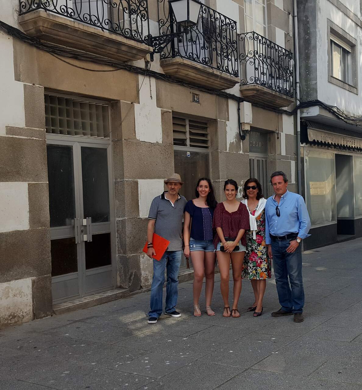 Antonio Gómez Conde (derecha) junto a su familia y al cronista en su visita a la casa natal de Maruja Mallo. EP