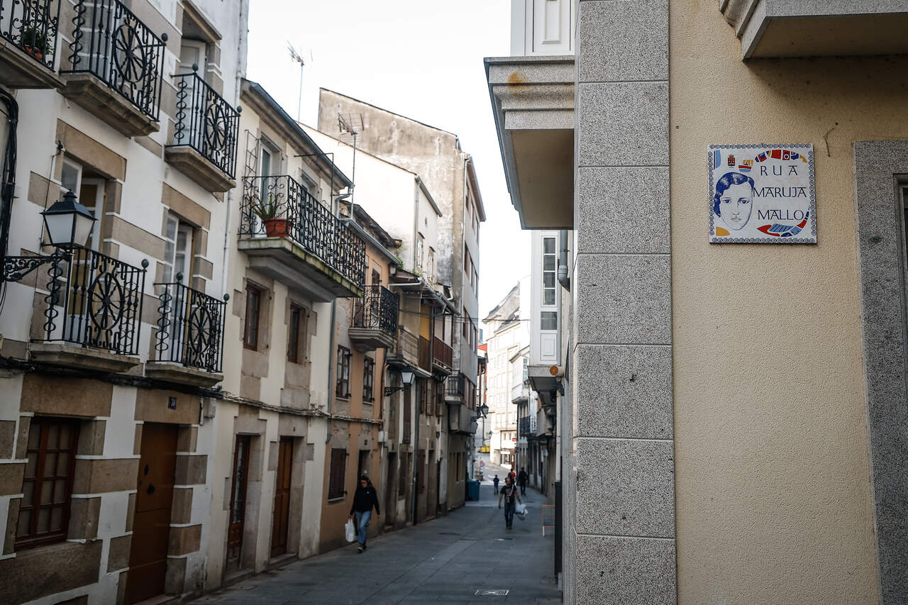 Placa de la calle dedicada a Maruja Mallo en el casco histórico de Viveiro, cerca de su vivienda natal. JOSÉ Mª ÁLVEZ
