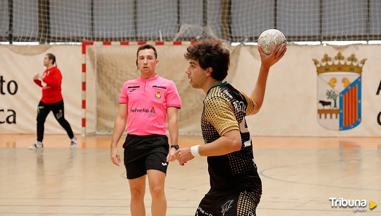 Triunfo para tomar aire de un contundente Balonmano Salamanca