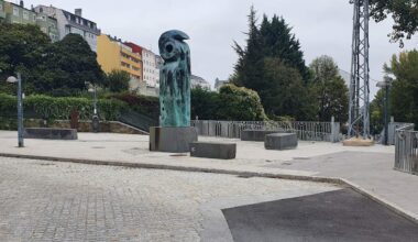 La artista María Carretero insta de nuevo a las administraciones a restituir la obra del Peregrino de Sarria