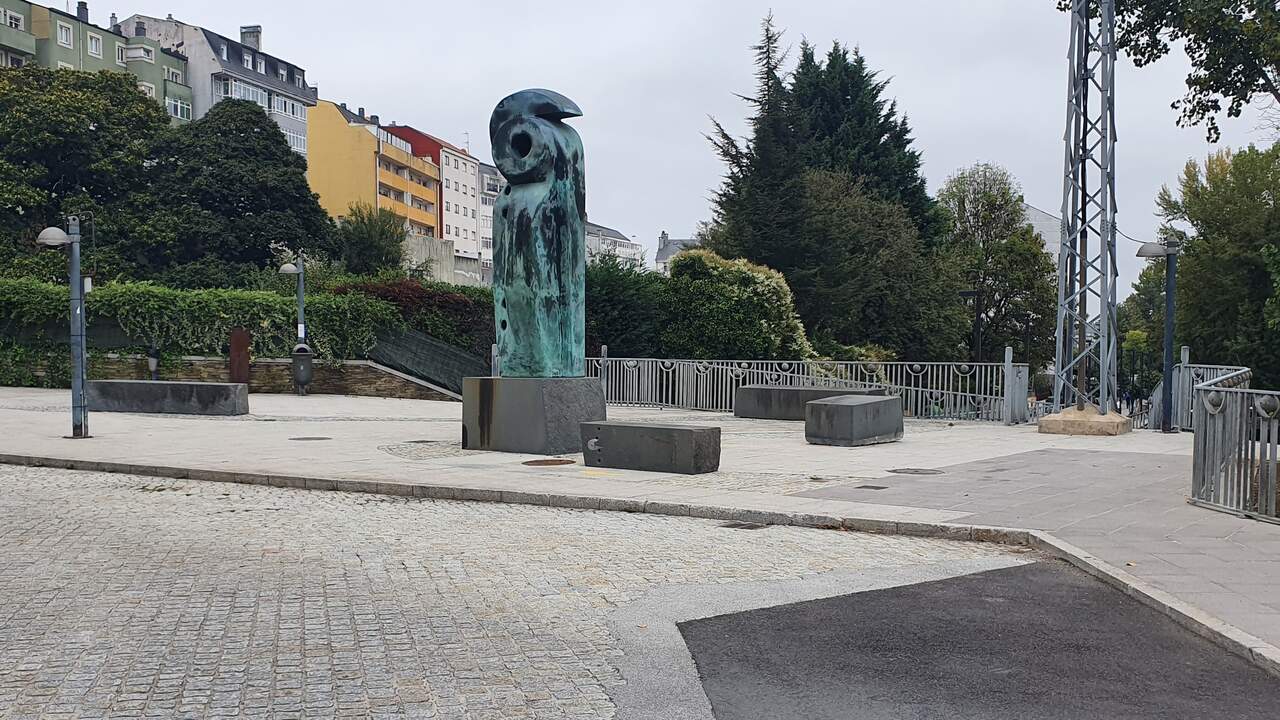 La artista María Carretero insta de nuevo a las administraciones a restituir la obra del Peregrino de Sarria