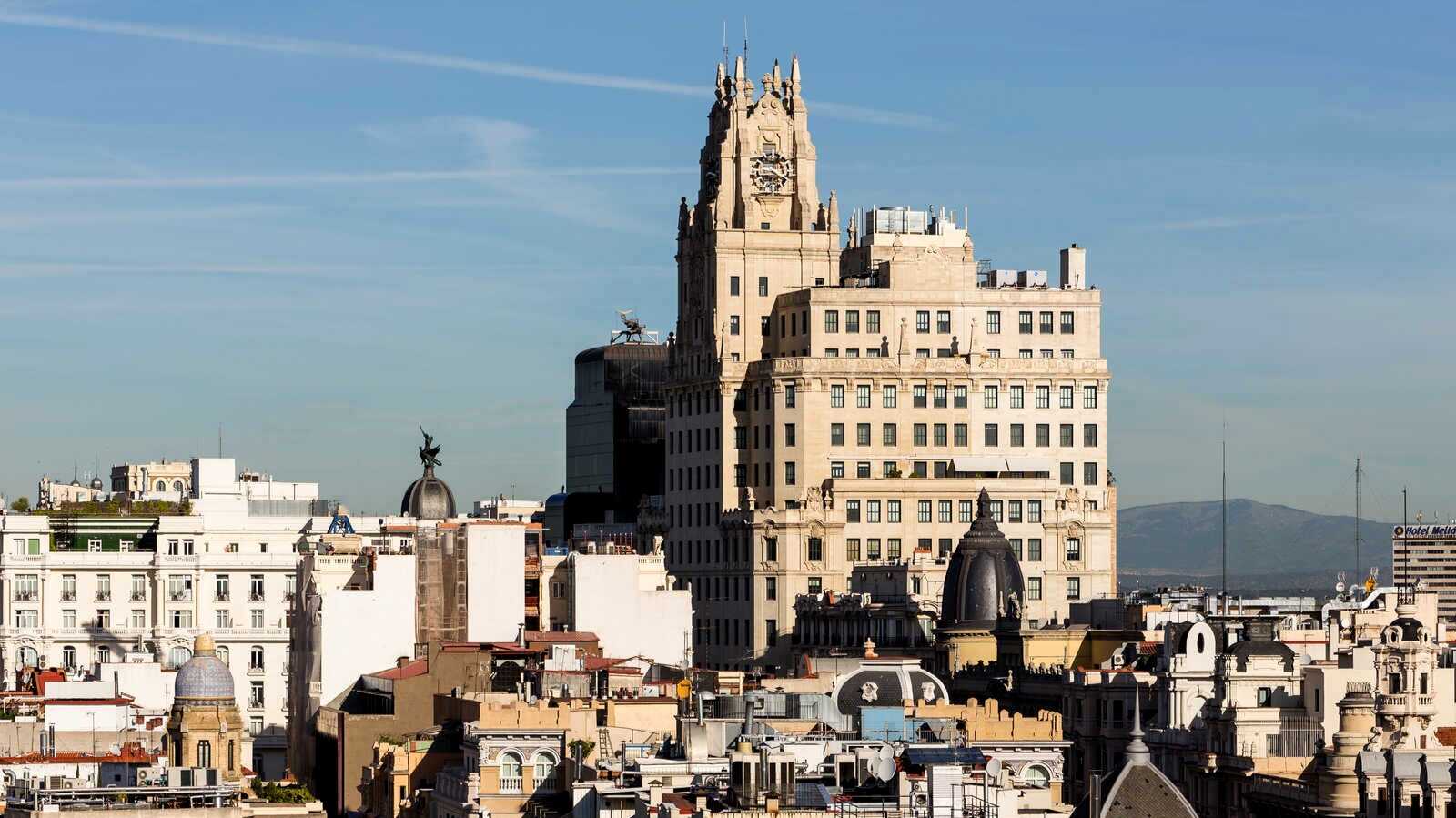 El Edificio Telefónica sobre los tejados de Madrid. | Shutterstock
