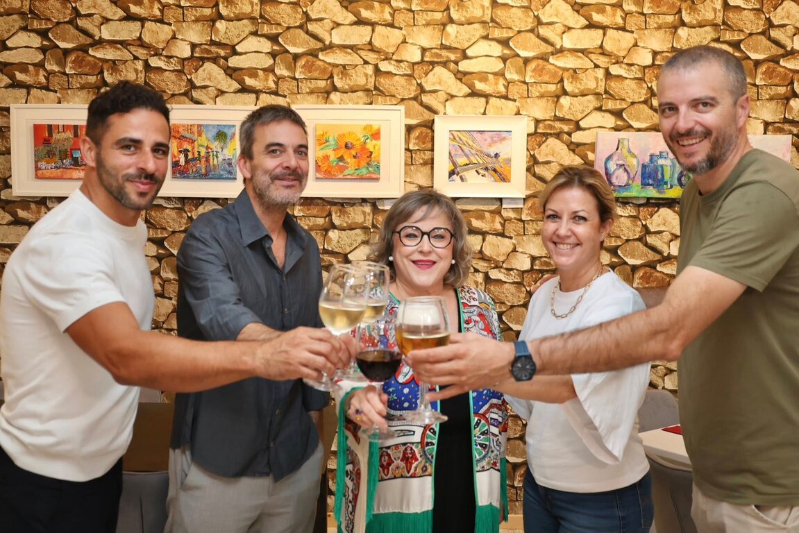 Andrea Utrilla expone en Alcázar de San Juan su muestra pictórica “Sentir en color”, una oda a la luz y la emoción