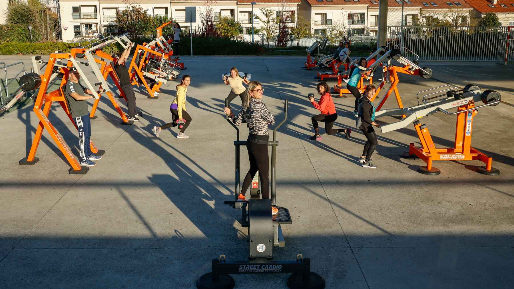 Adacen y sanitarios navarros promueven en Zizur Mayor el entrenamiento de fuerza para prevenir el ictus